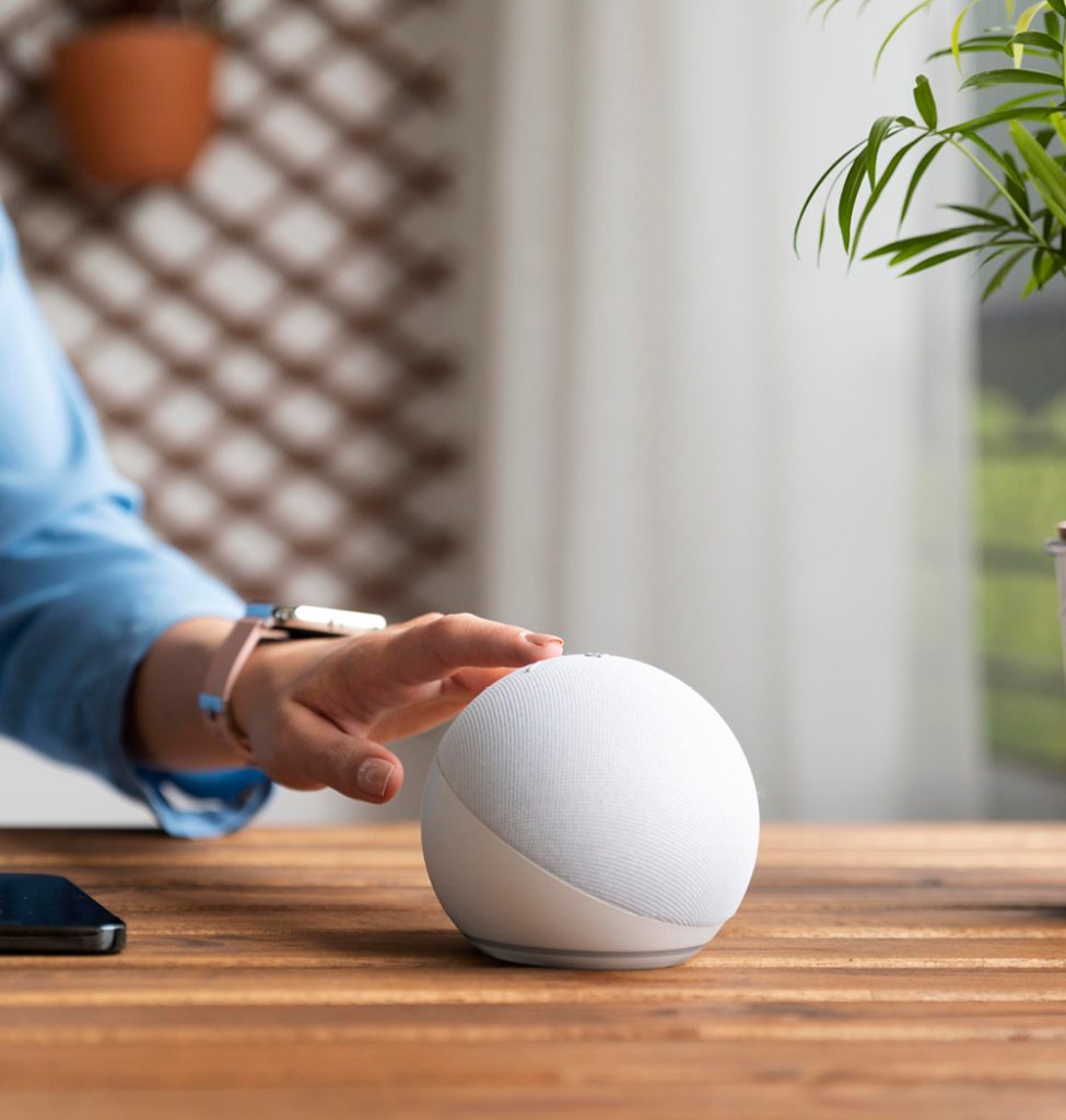 Alexa di colore bianco che viene attivata con la mano