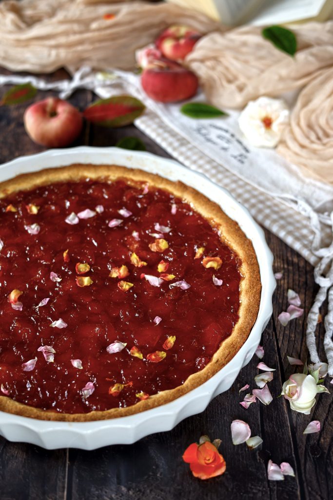 Crostata con composta di pesche e petali di rose