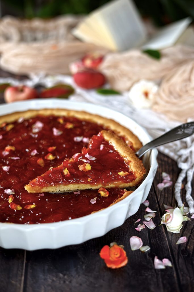 Crostata con composta di pesche e petali di rose
